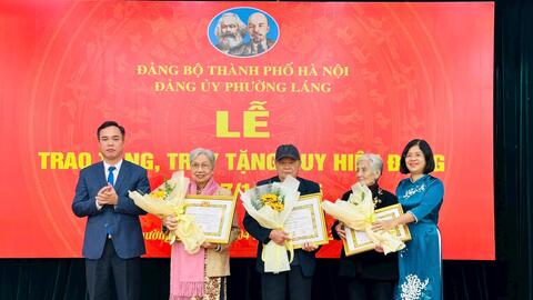 Đảng bộ phường Láng có 102 đảng viên nhận Huy hiệu Đảng