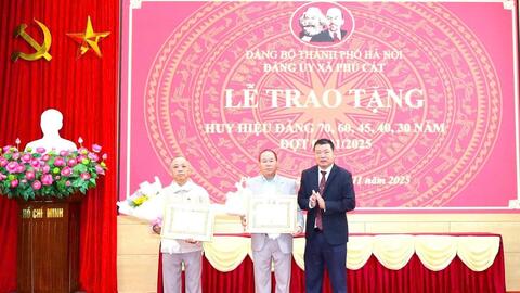 Xã Phú Cát trao Huy hiệu Đảng tặng 15 đảng viên