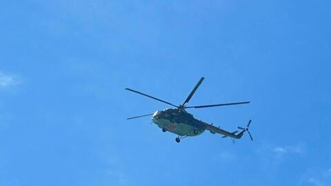 Trực thăng Không quân Mi-17 bay tìm kiếm 3 người mất tích ở biển Lý Sơn