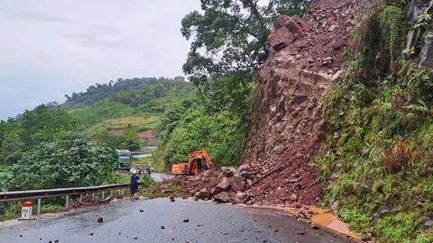 Thủ tướng yêu cầu hỗ trợ, khôi phục sản xuất kinh doanh sau bão lũ