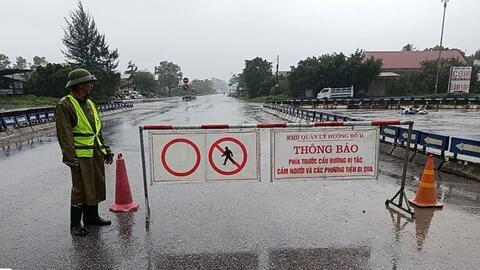 Phân luồng từ xa qua các điểm ngập sâu, ách tắc giao thông trên Quốc lộ 1