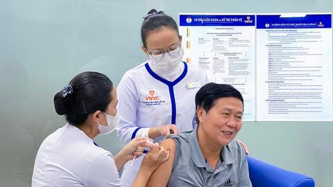 Tiêm vaccine phòng uốn ván miễn phí cho bà con vùng lũ lụt