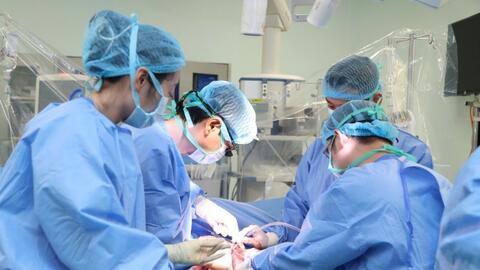 Bố không cùng nhóm máu hiến một phần lá gan cứu con gái 20 tuổi