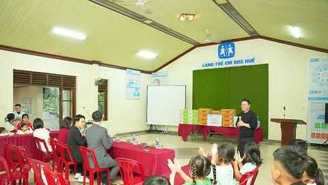Shinhan Life Việt Nam tổ chức trao tặng quà tại Làng trẻ em SOS Đà Nẵng và TP. Huế
