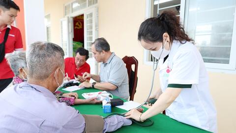 An Giang: Bộ đội Biên phòng khám bệnh, tư vấn sức khỏe, cấp phát thuốc miễn phí tại xã Kiên Lương