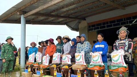 Đồn Biên phòng Ga Ry trao tặng hơn 1.000 suất quà tới nhân dân bị ảnh hưởng bởi mưa lũ