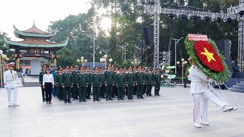 Bộ tư lệnh TP Hồ Chí Minh dâng hương tưởng niệm các anh hùng liệt sĩ