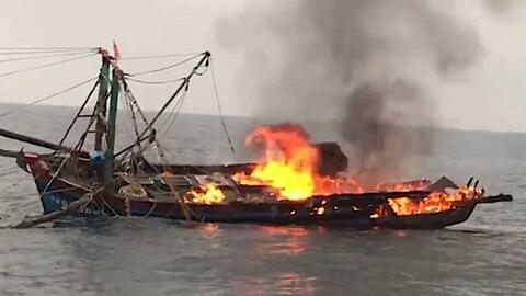 Đà Nẵng khẩn trương cứu nạn tàu cá bị cháy, 55 thuyền viên nhảy xuống biển