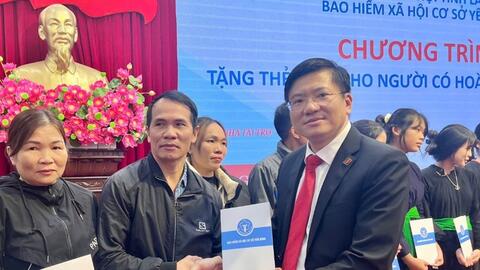 Agribank tặng gần 8.000 thẻ bảo hiểm y tế cho người có hoàn cảnh khó khăn trước thềm năm mới