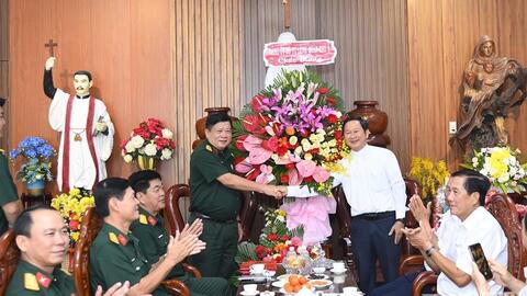 Quân khu 9: Thăm, chúc mừng Lễ Giáng sinh tại Cà Mau