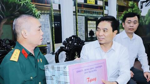 Thanh Hóa: Trao quà Tết 2026 cho người có công và đảng viên 60 năm tuổi Đảng