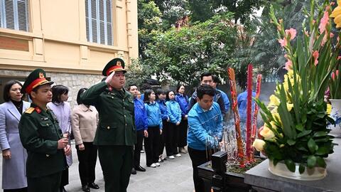 Tuổi trẻ phường Hoàn Kiếm và Báo Quân đội nhân dân dâng hương, tưởng niệm Tổng Bí thư Trần Phú