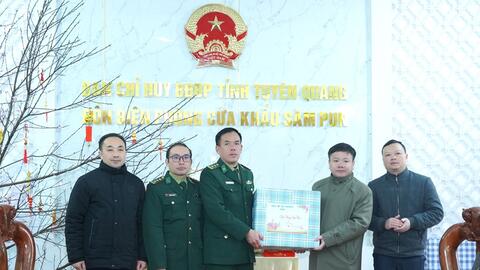 Trưởng Đoàn đại biểu Quốc hội tỉnh Tuyên Quang thăm, chúc Tết xã biên giới và Bộ đội Biên phòng
