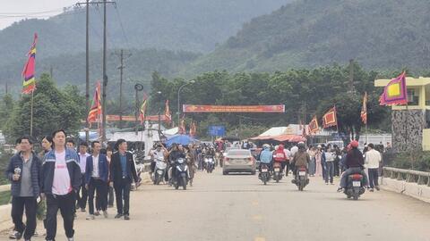 Hàng vạn du khách trẩy hội đầu xuân tại các điểm tâm linh xứ Thanh