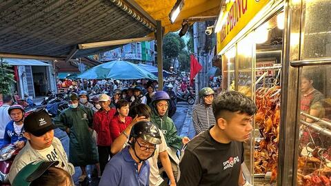 TP. Hồ Chí Minh: Cá lóc nướng, vịt quay, heo quay hút khách ngày vía Thần Tài