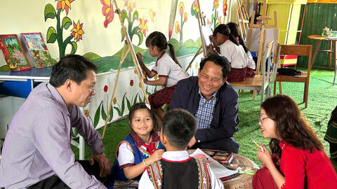 Quảng Ngãi: Học sinh đồng bào Xơ Đăng vẽ tranh cổ động bầu cử