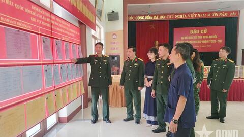 Tuyên truyền bầu cử cho đồng bào dân tộc thiểu số ở xã Hoành Mô