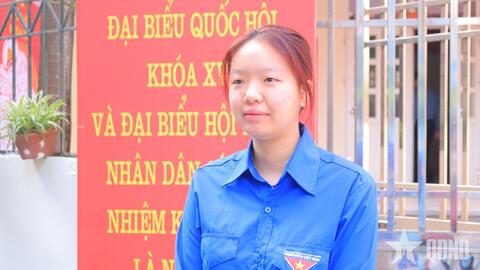 Cử tri trẻ với tấm thẻ bầu cử đầu tiên trong đời