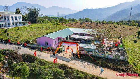 Đồng bào Giẻ Triêng rưng rưng hạnh phúc khi các con có trường học mới