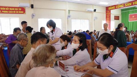 Bệnh viện Quân y 121 khám bệnh và cấp thuốc miễn phí cho người dân tại Vĩnh Long