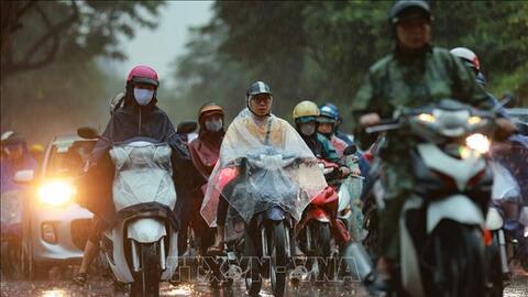 Hà Nội cảnh báo xuất hiện dông lốc mạnh, mưa đá và mưa lớn cục bộ