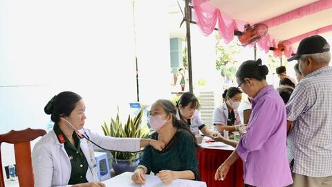Bệnh viện Quân y 4 (Quân đoàn 34) khám sức khỏe miễn phí cho nhân dân