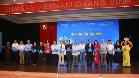 Ra mắt sách “Vì nhân dân quên mình”