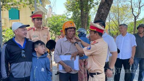 Quảng Ngãi: Trao tặng 2.000 mũ bảo hiểm đạt chuẩn cho người dân