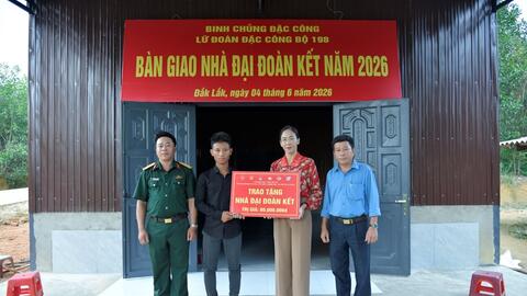 Lữ đoàn Đặc công bộ 198 bàn giao 5 căn nhà Đại đoàn kết tặng các hộ dân có hoàn cảnh khó khăn