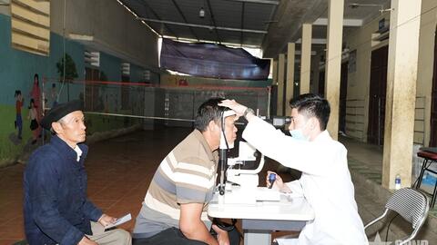 Tuyên Quang: Khám mắt, tặng thuốc miễn phí cho người dân xã biên giới