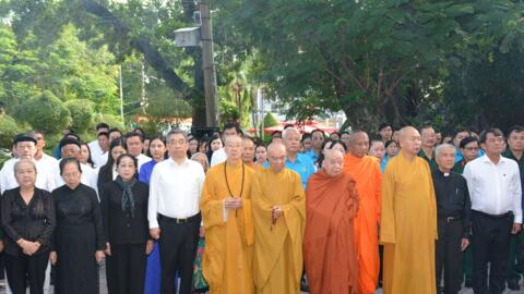 Đoàn đại biểu Mặt trận Tổ quốc Việt Nam TP Hồ Chí Minh dâng hương tưởng niệm Anh hùng liệt sĩ tại Công viên Lê Thị Riêng