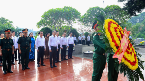 Thủ tướng dâng hương tưởng niệm các Anh hùng liệt sĩ và tặng quà gia đình có công với cách mạng tại Lào Cai