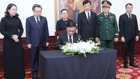 Thường trực Ban Bí thư Trần Cẩm Tú viếng Chủ tịch Quốc hội Lào Xaysomphone Phomvihane