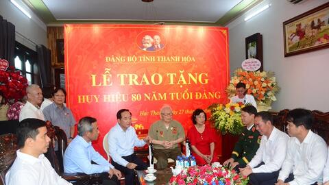 Đồng chí Trịnh Văn Quyết trao Huy hiệu 80 năm tuổi Đảng tặng đảng viên lão thành tại tỉnh Thanh Hóa