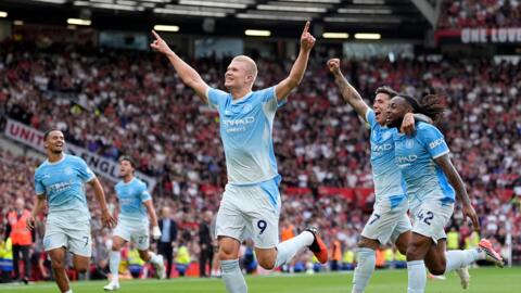 Cơ quan trọng tài Anh thừa nhận sai lầm trong trận Man Utd thua Man City