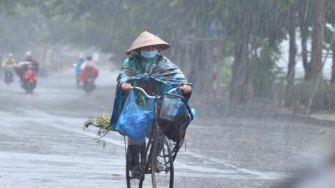 Thời tiết hôm nay (29-10): Mưa dông bao trùm nhiều khu vực, nguy cơ lốc, sét, mưa đá