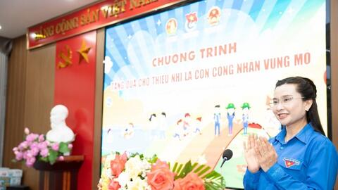 Bí thư Trung ương Đoàn thăm và tặng quà thiếu nhi vùng mỏ Quảng Ninh