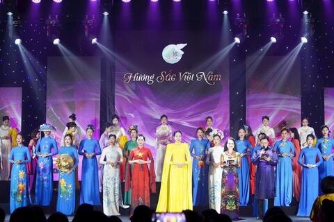 Mãn nhãn áo dài nghệ thuật “Hương sắc Việt Nam”