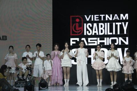 Vẻ đẹp ý chí được tôn vinh trên sàn diễn chương trình Vietnam Disability Fashion Show 2025