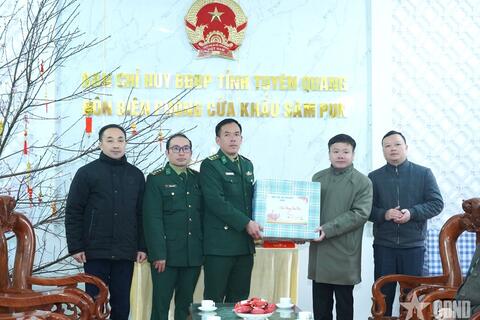 Trưởng Đoàn đại biểu Quốc hội tỉnh Tuyên Quang thăm, chúc Tết xã biên giới và Bộ đội Biên phòng
