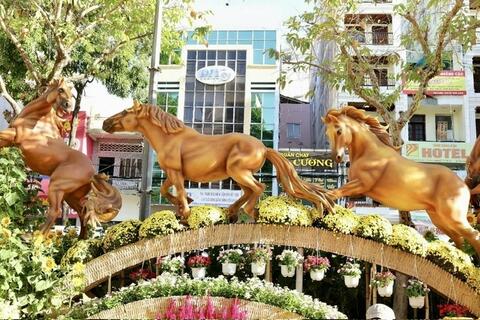 Đường hoa Cần Thơ 2026 rực rỡ sắc xuân, nổi bật linh vật ngựa