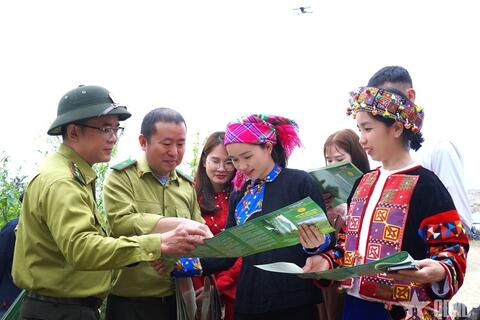 “Tiếng loa Kiểm lâm” vang giữa mùa lễ hội hoa ban Khâu Vai