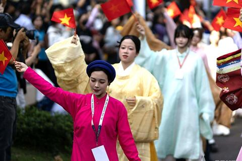 Lan tỏa tình yêu trang phục truyền thống Việt Nam trong cộng đồng