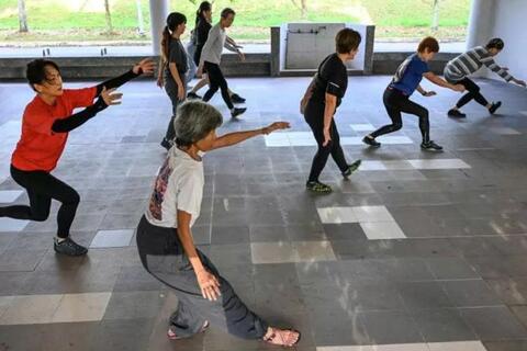 “Parkour” giúp người già Singapore tăng cường sức khỏe và sự tự tin