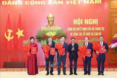 Bộ Chính trị  phân công,  bổ nhiệm cán bộ; phê chuẩn bầu Chủ tịch các địa phương