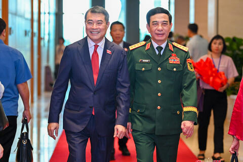 Sôi nổi bên hành lang nghị trường Kỳ họp thứ nhất, Quốc hội khóa XVI