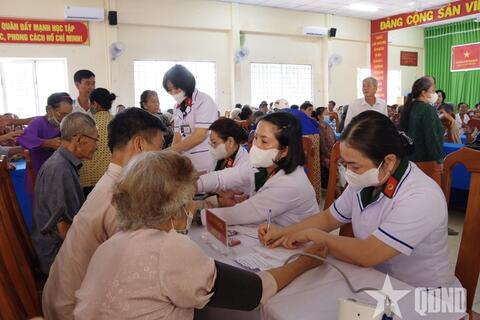 Bệnh viện Quân y 121 khám bệnh và cấp thuốc miễn phí cho người dân tại Vĩnh Long