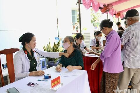 Bệnh viện Quân y 4 (Quân đoàn 34) khám sức khỏe miễn phí cho nhân dân