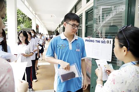 Nhìn từ việc ít học sinh chọn môn tự nhiên