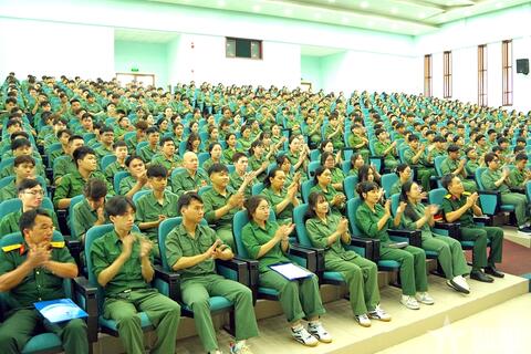 Sinh viên rèn ý chí, luyện kỹ năng trên thao trường